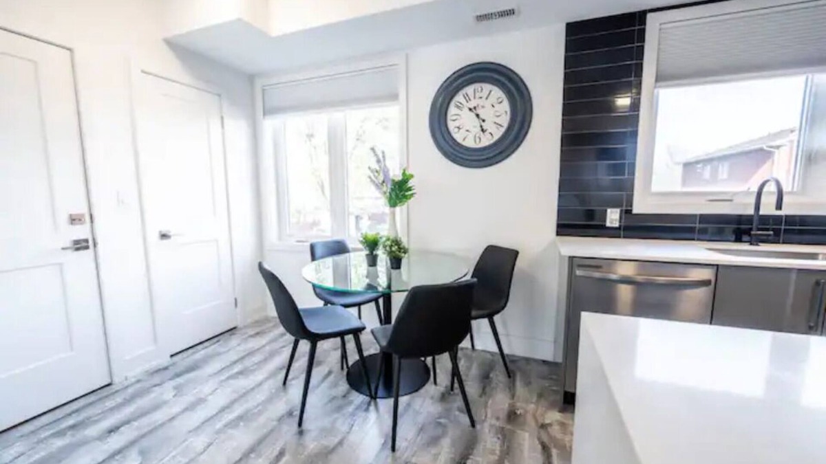 Niagara Falls Apartment | Sun drenched 3 Bed 2 Bath New Modern Townhouse