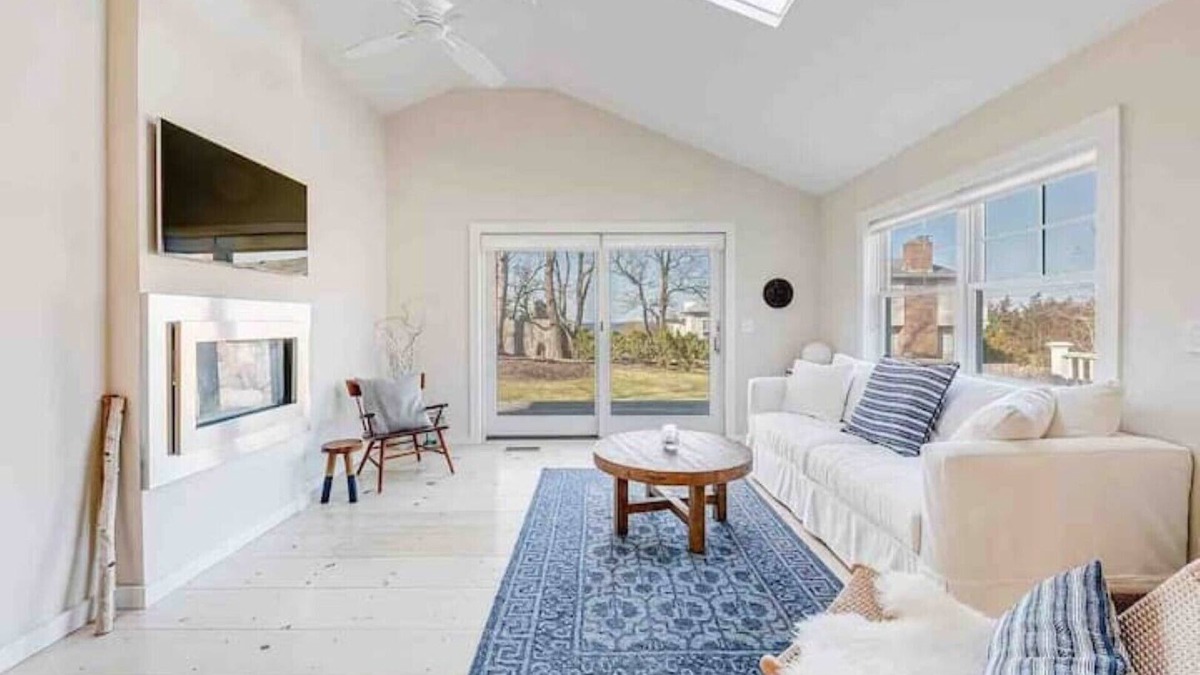 Hamptons House | Sun filled 2-bedroom steps away from the beach