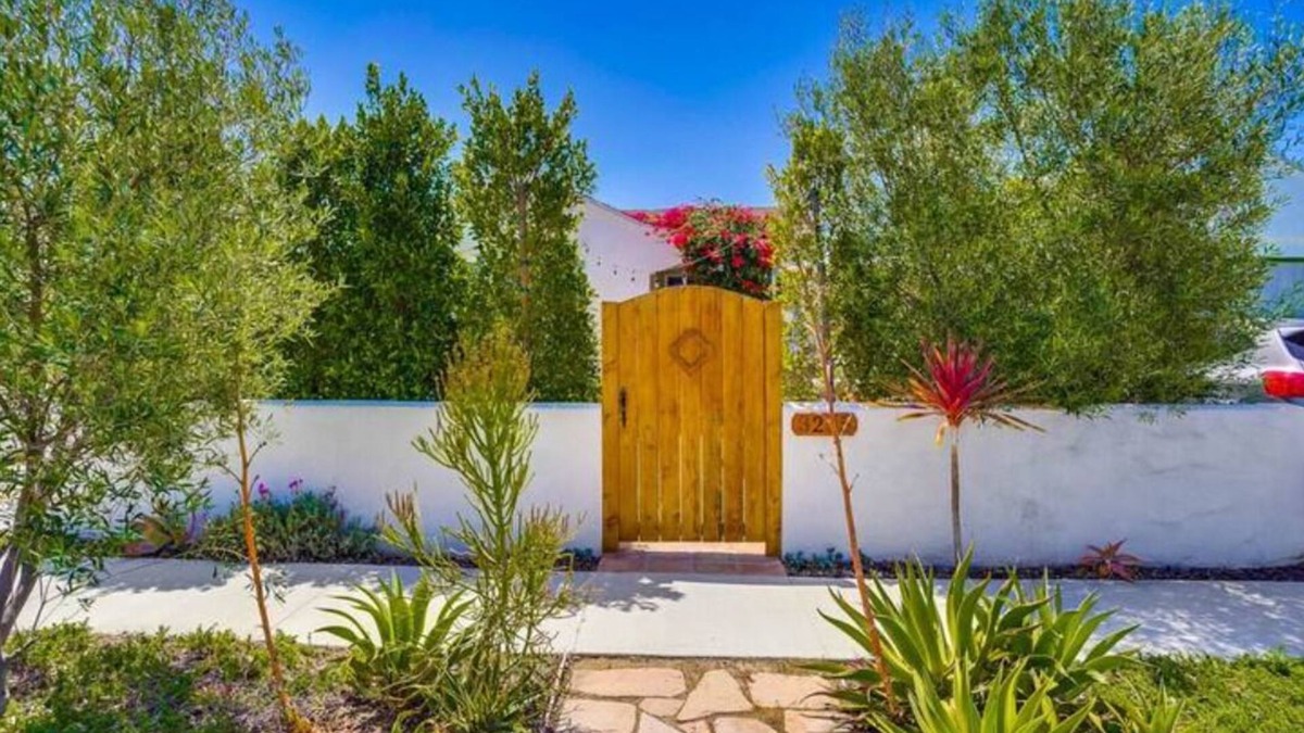 Palms House | Sun-Filled & Airy Home w/Great Outdoor Vibes. Excellent Walkable Location!
