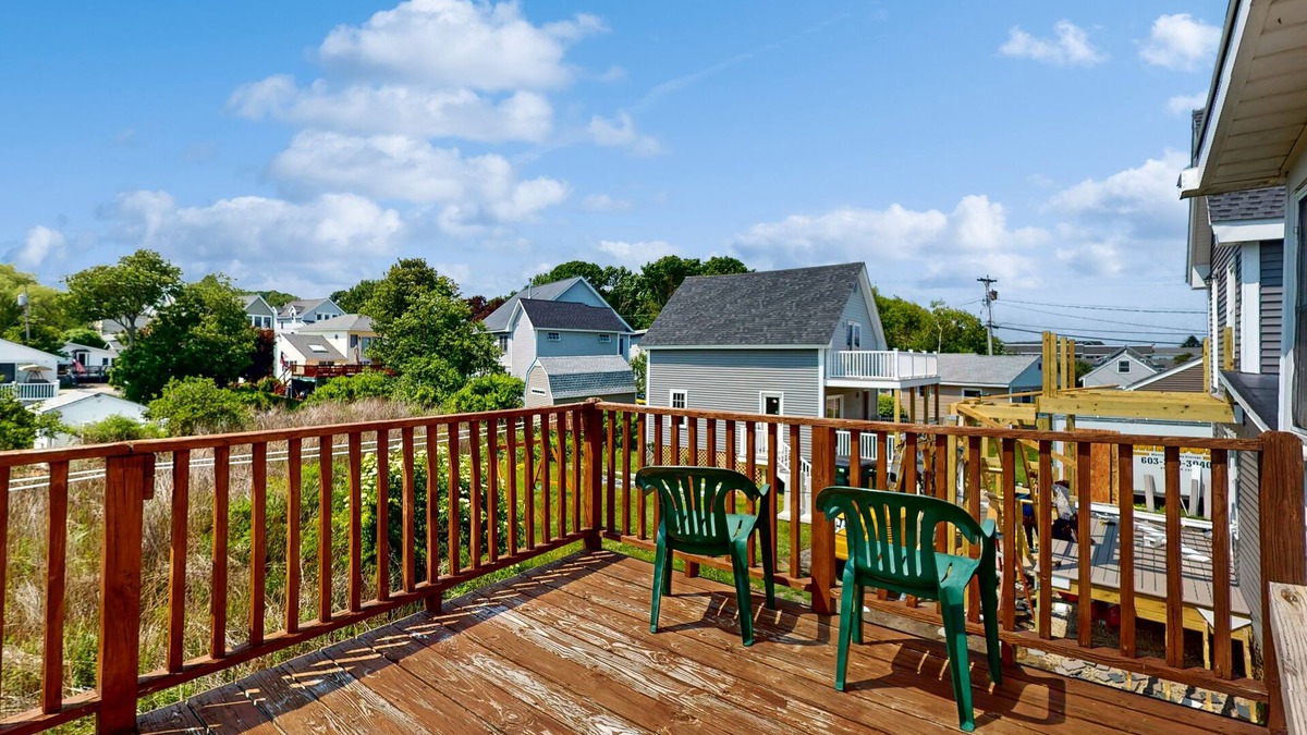 York Beach Apartment | Sun-filled & serene coastal retreat with deck & stunning ocean views - near golf