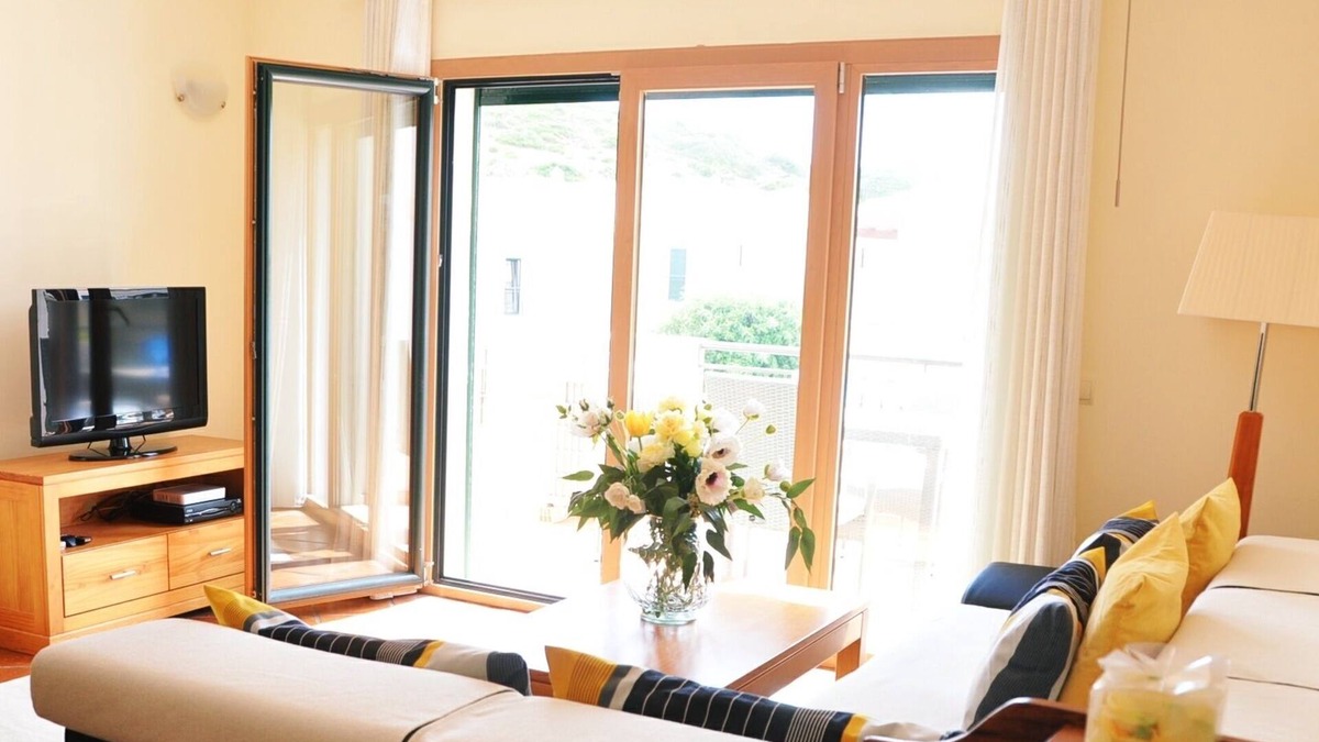 Burgau Apartment | SUN-FLOODED APARTMENT IN BURGAU NEAR BEACH & GOLF WIFI