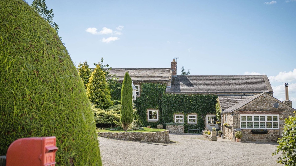 Constable Burton Cottage | Sun Hill Cottage - a cottage that sleeps 6 guests in 3 bedrooms
