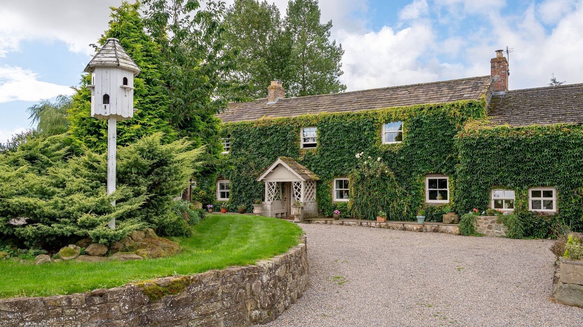 Constable Burton Cottage | Sun Hill Farmhouse - a cottage that sleeps 10 guests in 5 bedrooms
