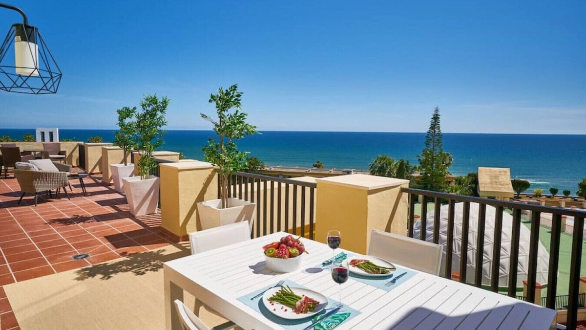 Nikki Beach Condo | Sun Lover's Paradise. Private rooftop seaview terrace, amazing romantic holiday