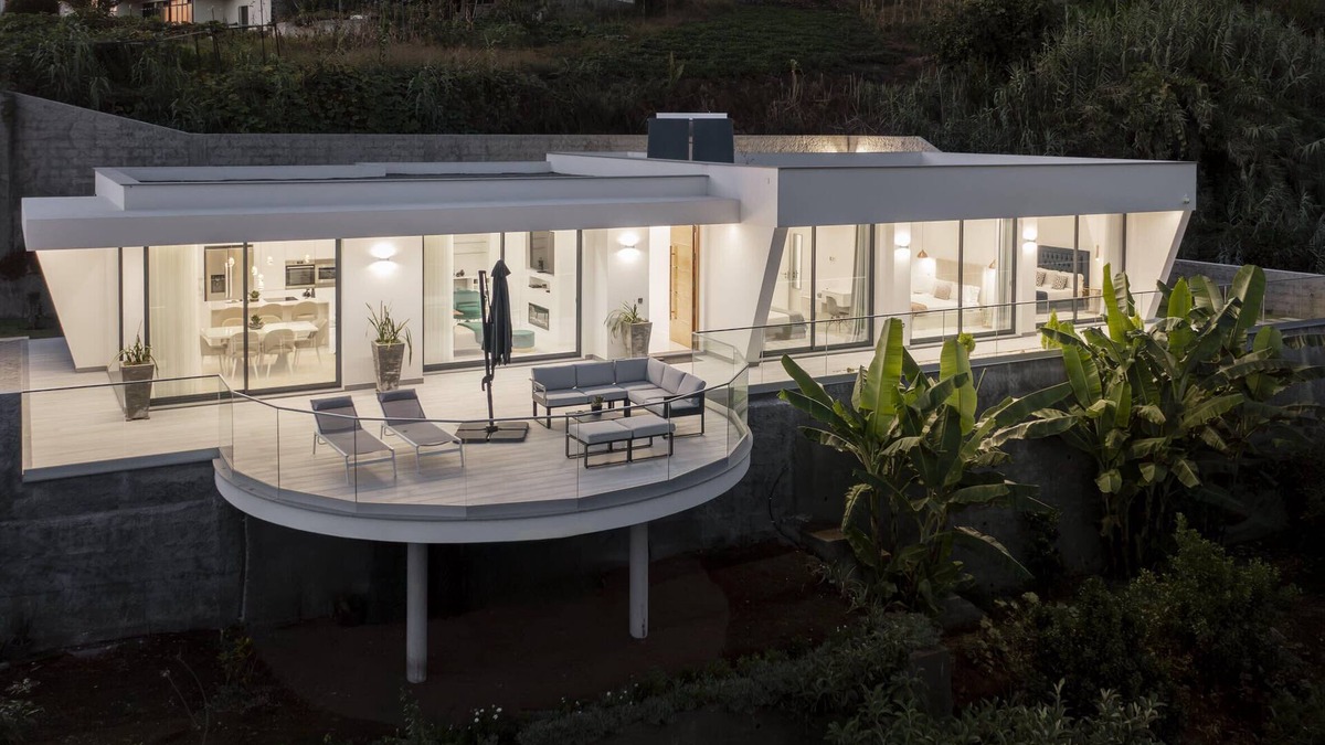 Canhas House | Sun, pool and comfort, The White House