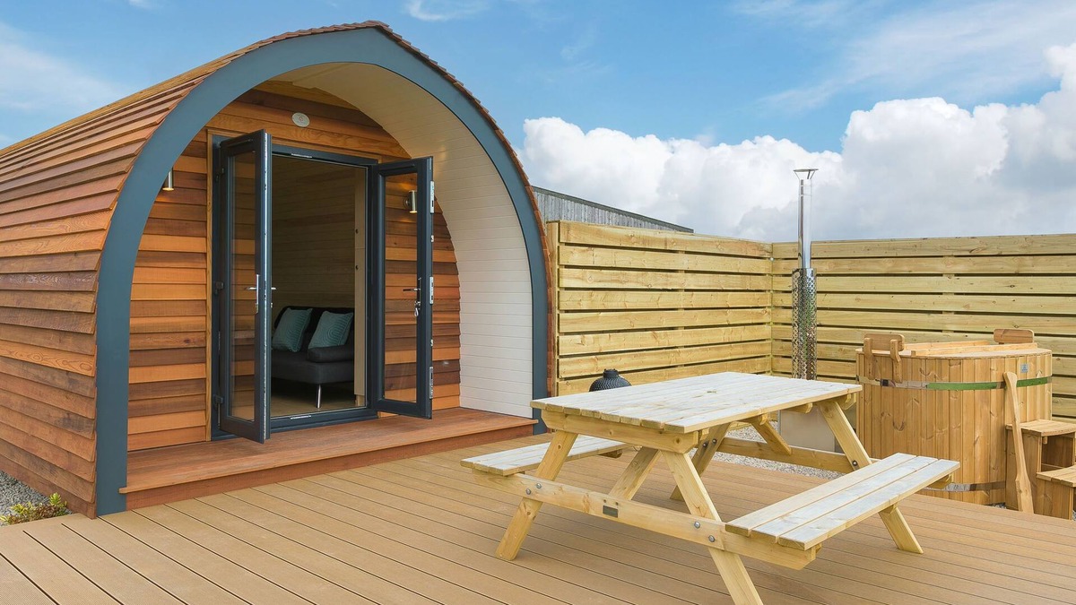 St. Buryan Cottage | SUN RISE, romantic, with hot tub in St Buryan