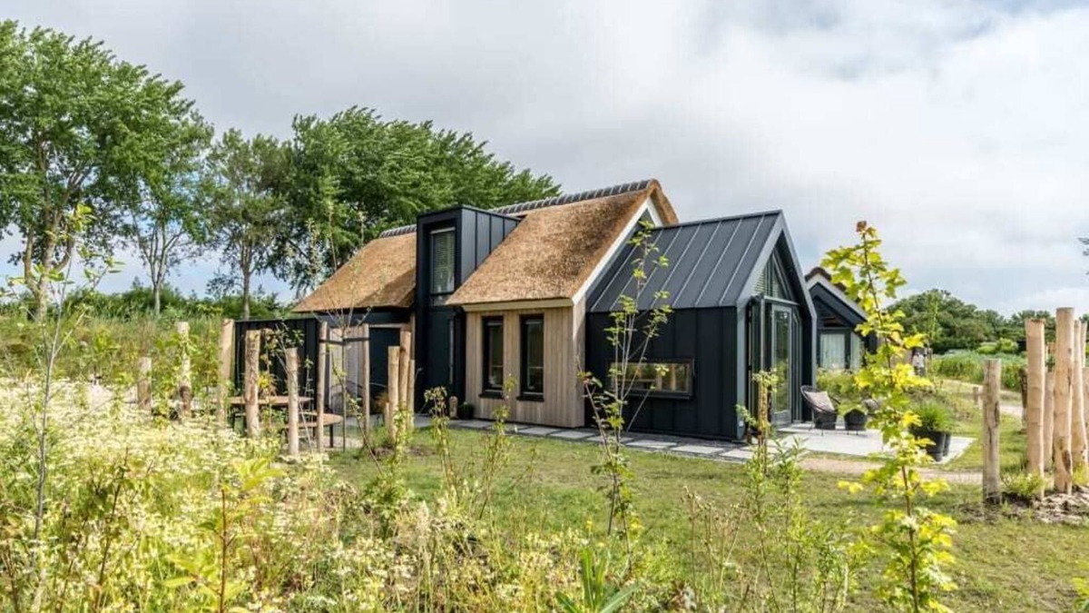 Westenschouwen House | Sun, sea, sand, wind, marram grass – this 4-person chalet embodies the pure beach feeling from your