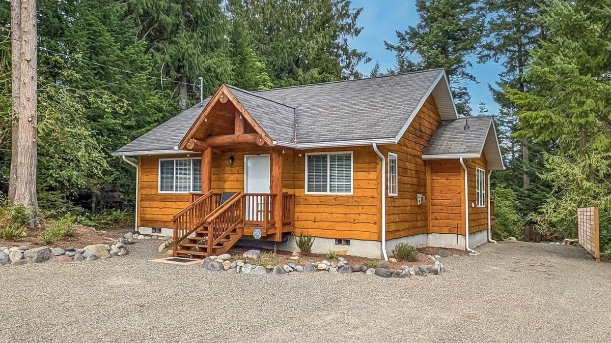 Packwood Cabin | Sun & Snow Bungalow; Dog Friendly, AC, Fireplace, by White Pass and Mt Rainier