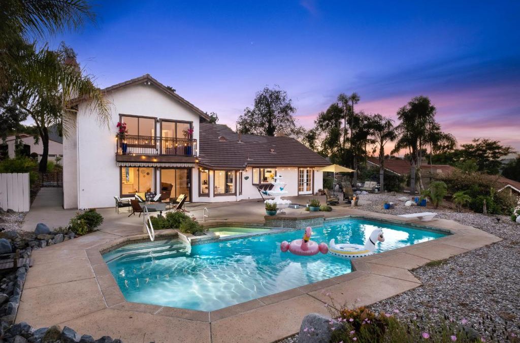 Kit Carson House | Sun&Star Studded Central Luxury with Hottub, Pool, Views