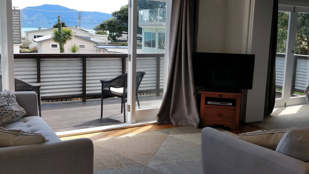 Paraparaumu House | Sun trap by the beach!