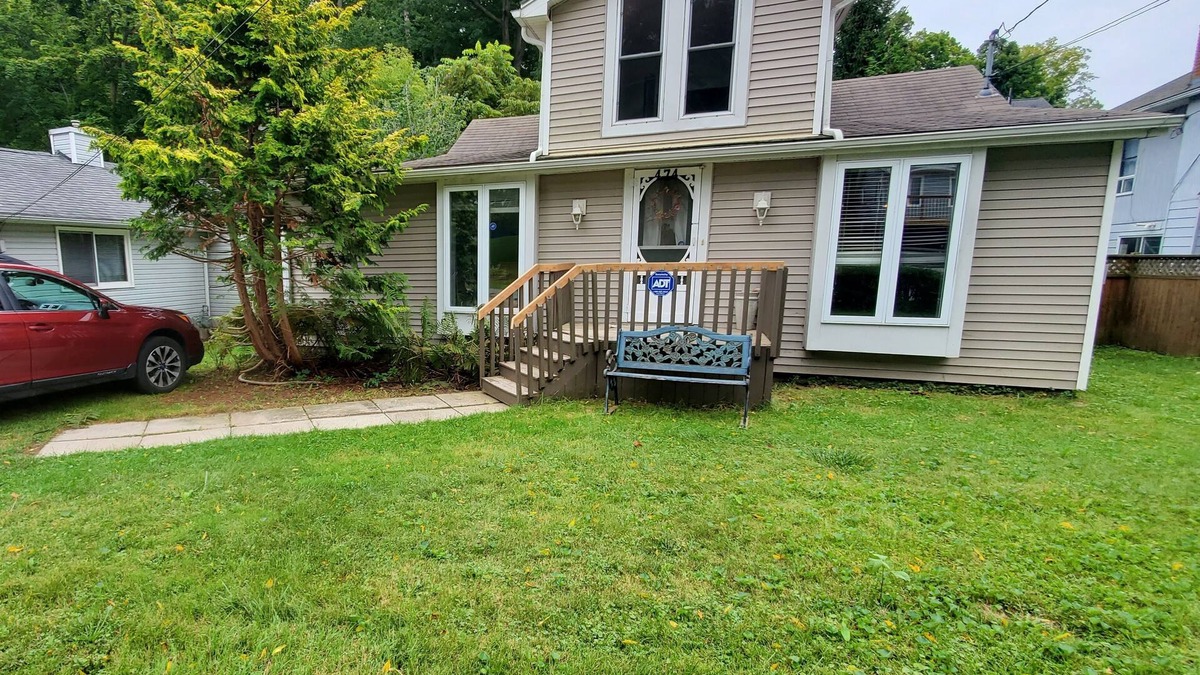 Port Stanley Cottage | Sun Valley Beach Fenced YARD Home by Lake Erie. Pets ok Wifi, Fireplace,BBQ, A/C