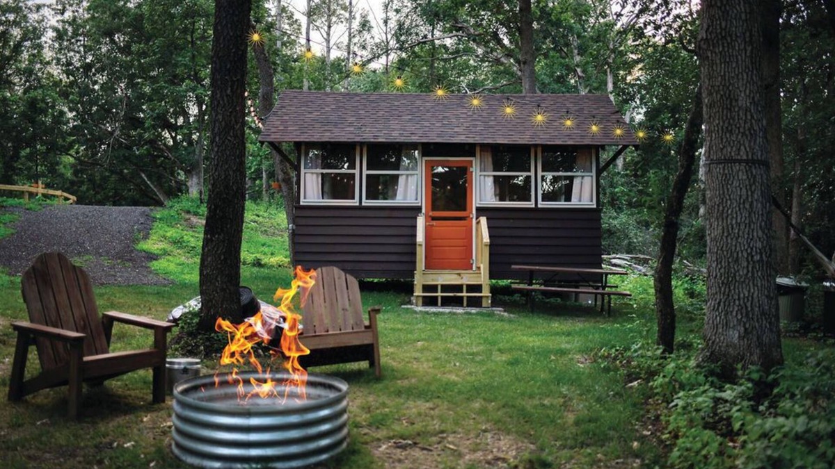 East Troy Cabin | Sun View - Antique Scout Cabin Suite