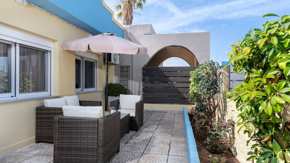Lambi House | Sun & Waves Beachfront Suite