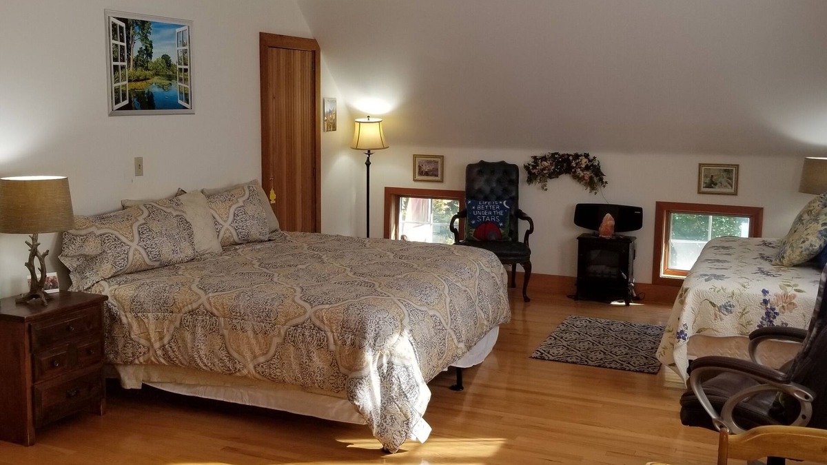 Newbury House | SUNAPEE RETREAT AT ENCHANTED FOREST - BRING KIDS - NEAR LAKE AND MOUNTAIN!