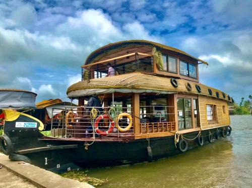 Alappuzha Boat Rental | Sunbirds Premium House Boat at Alleppey Backwaters Kerala