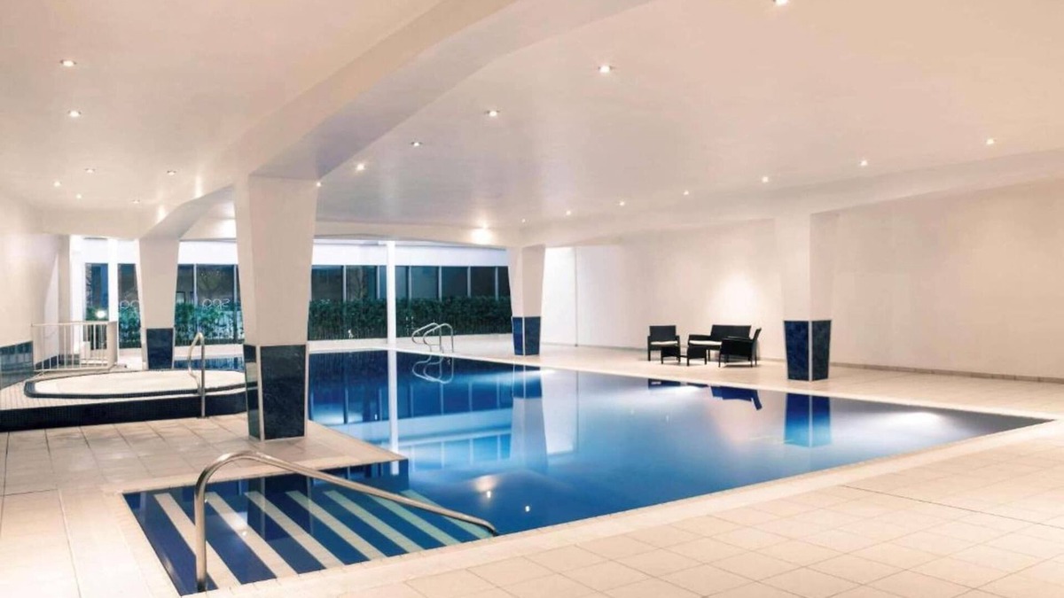Adamsdown Apartment | Sunday Cardiff Holland House & Spa Queen Rm & view