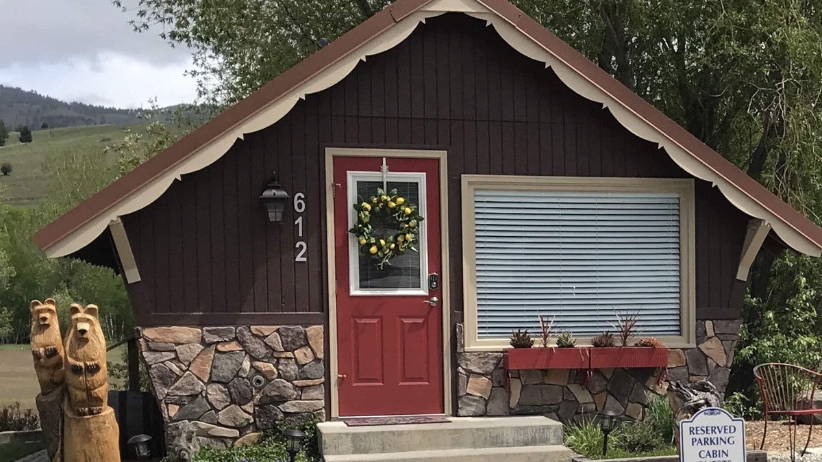 Darby Cabin | SunDown Cabin on Main Street in Darby