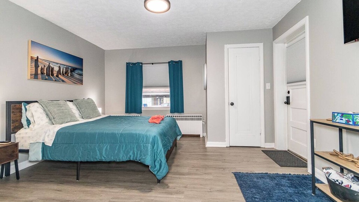 Fairport Harbor Apartment | Sunfish Room