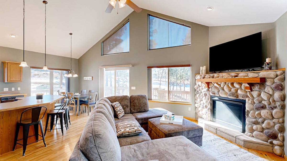 Deadwood House | SUNFLOWER CABIN- 3 Bedroom house located close to Deadwood on paved roads!