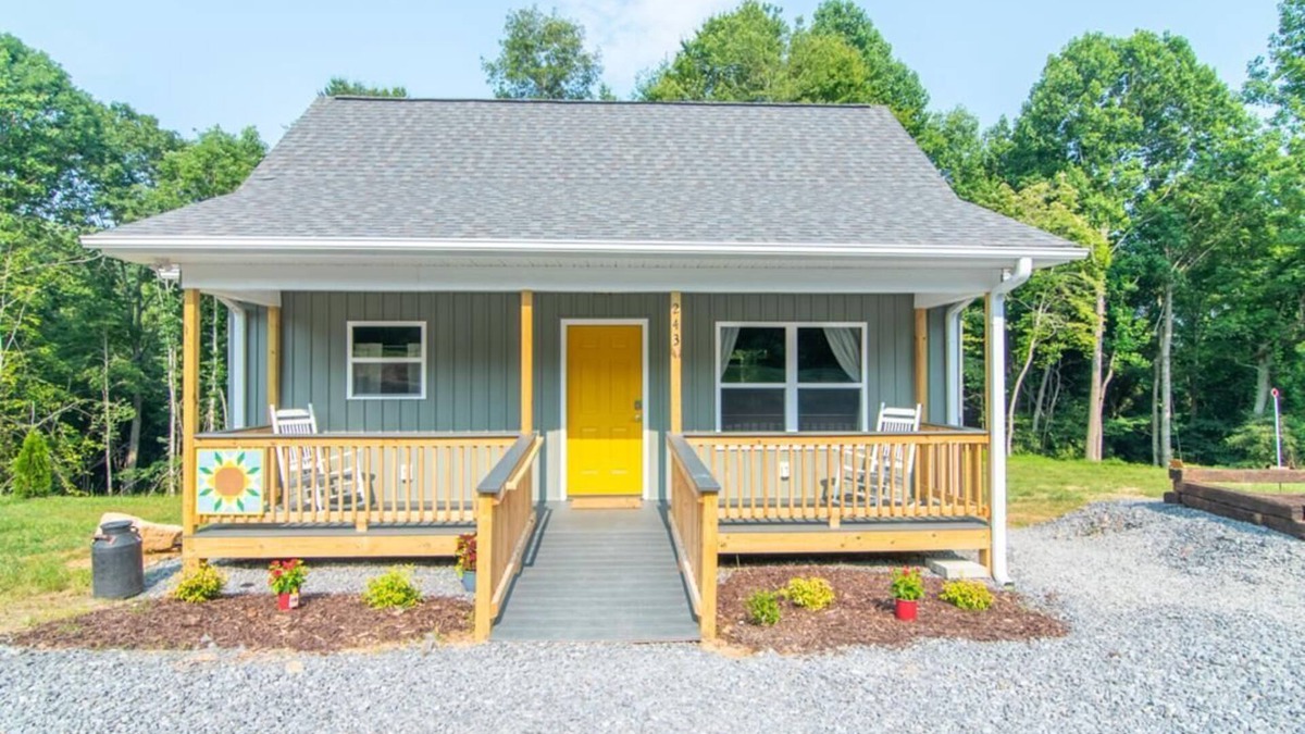 Elkin Cabin | Sunflower Cabin | Wheelchair Friendly with WiFi