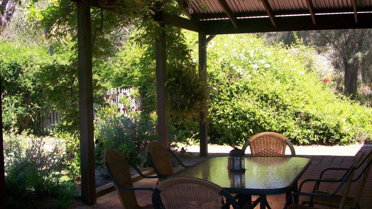 Metricup Cottage | Sunflower Cottage set in a beautiful cottage garden