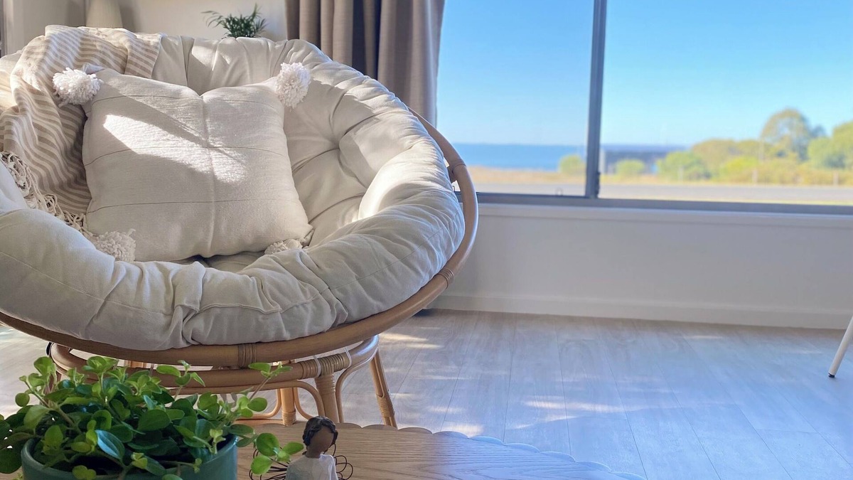 Bremer House | Sunflower Cottage - Stunning Lake Views! Bottle of wine included