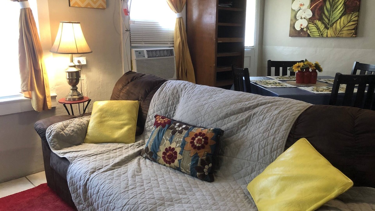 Crestview House | Sunflower Daze🌻 -35 min to beach-FAST wifi-kitchen
