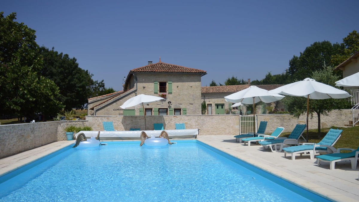 Saint-Pierre-d'Amilly House | Sunflowers gite: sleeps 4/5 in a complex of 6 gites in the countryside.