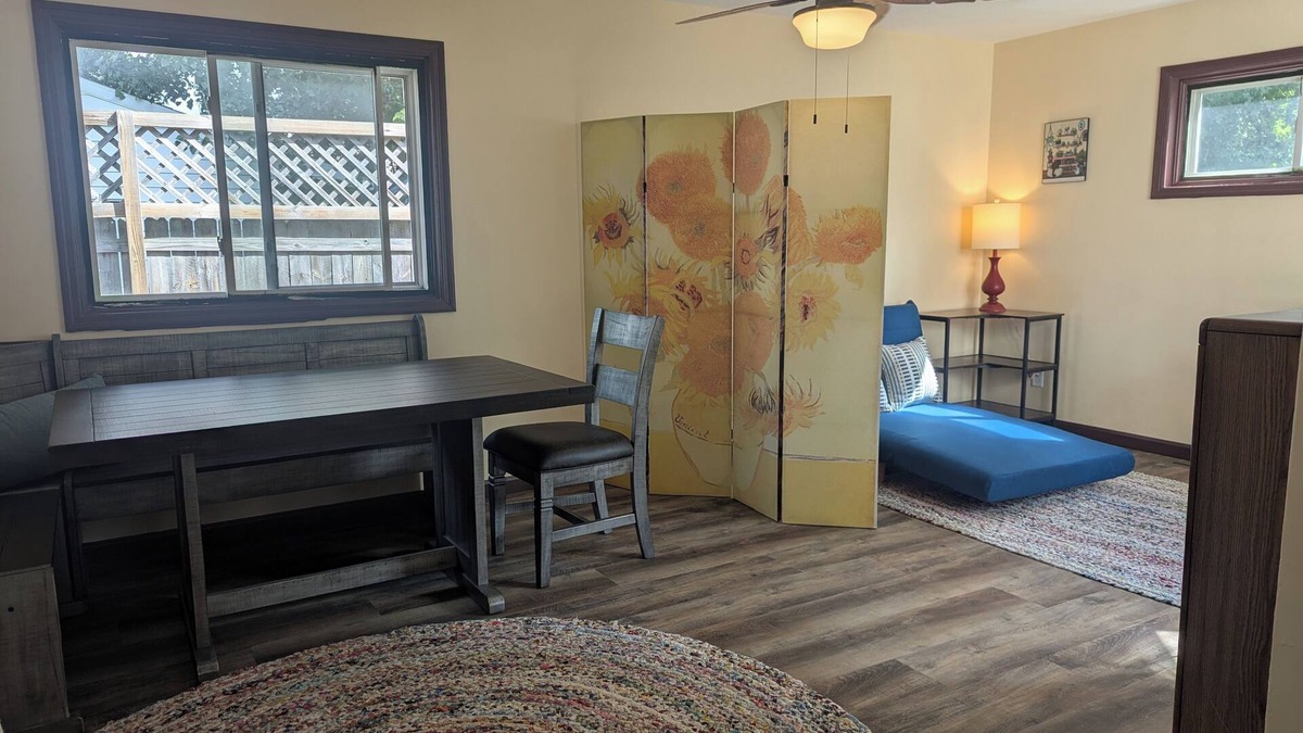 Moorhead House | Sunflower House by the River
