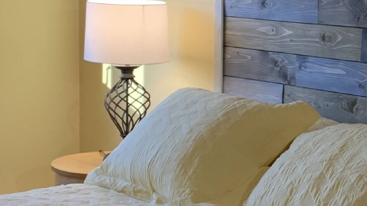 Charlevoix Bed & Breakfast | Sunflower Inn - Zinnia Room