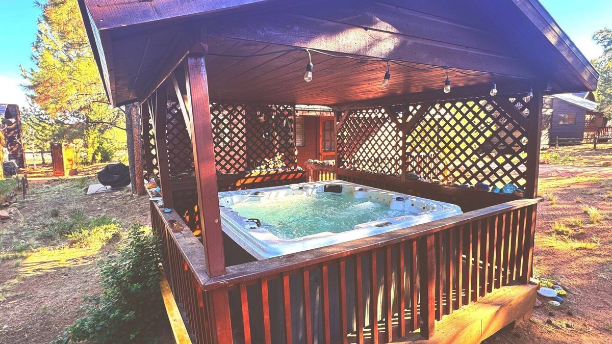 Heber Cabin | Sunflower - Pet Friendly Escape to Rim Country w/Hot Tub