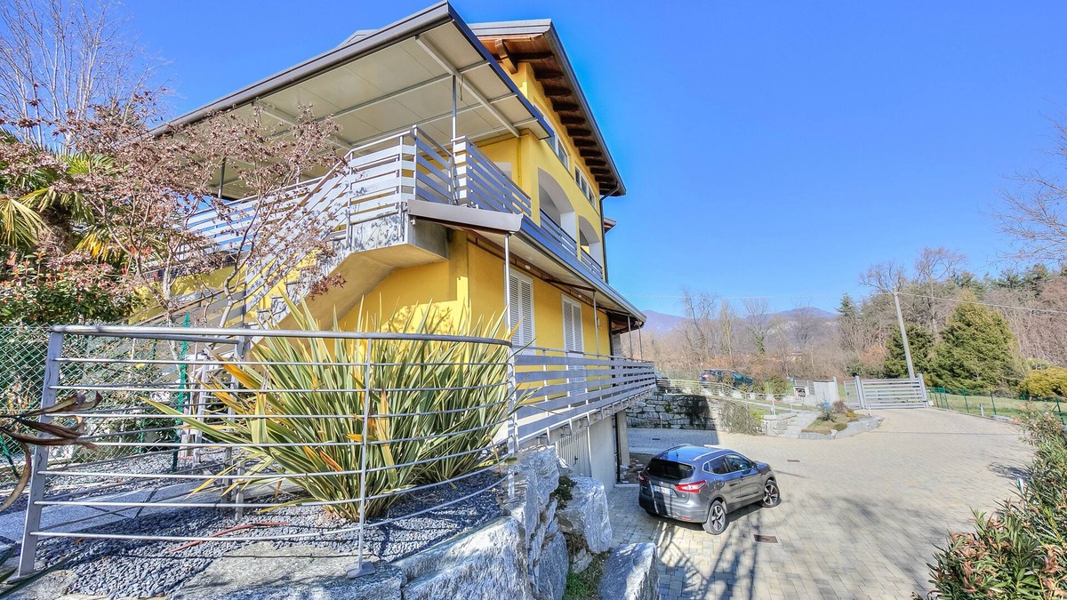Arolo Apartment | Sunflower Terrace, Leggiuno, Italy