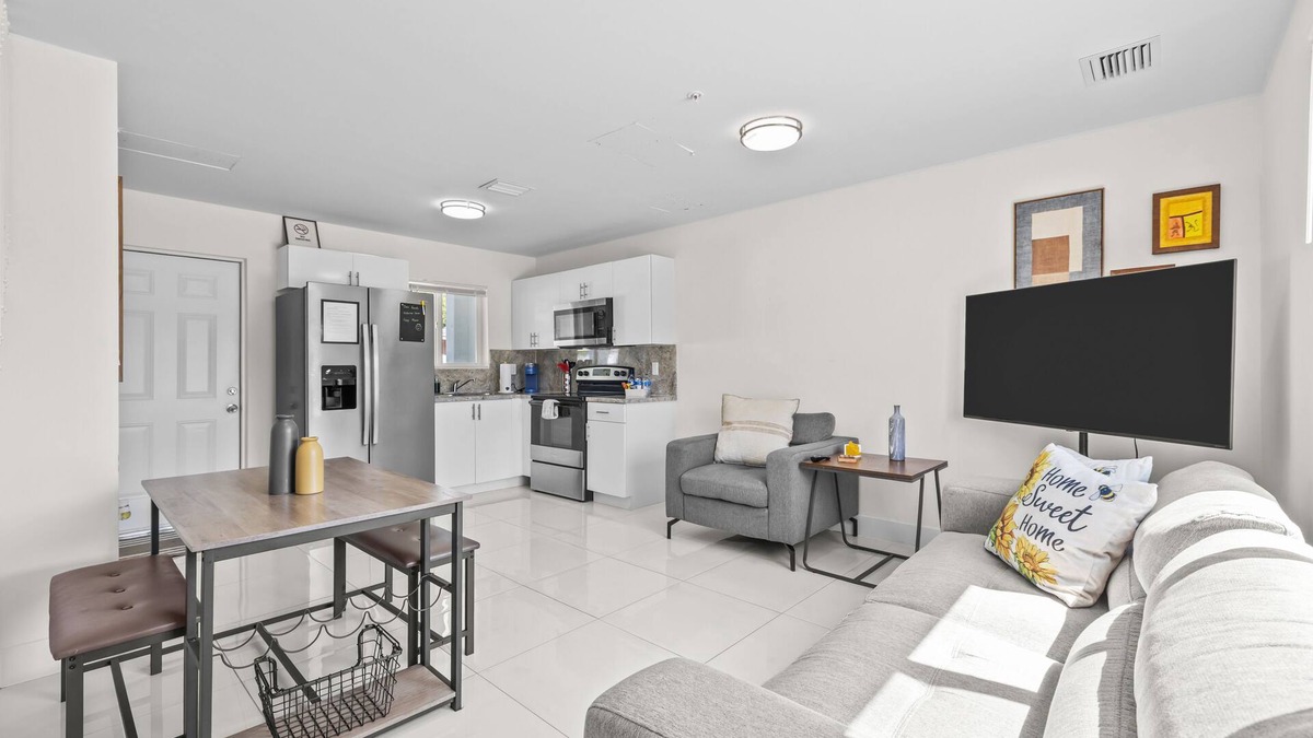 Gladeview House | SunflowerMIA-Private Turf Patio-Grill-Mins2Wynwood