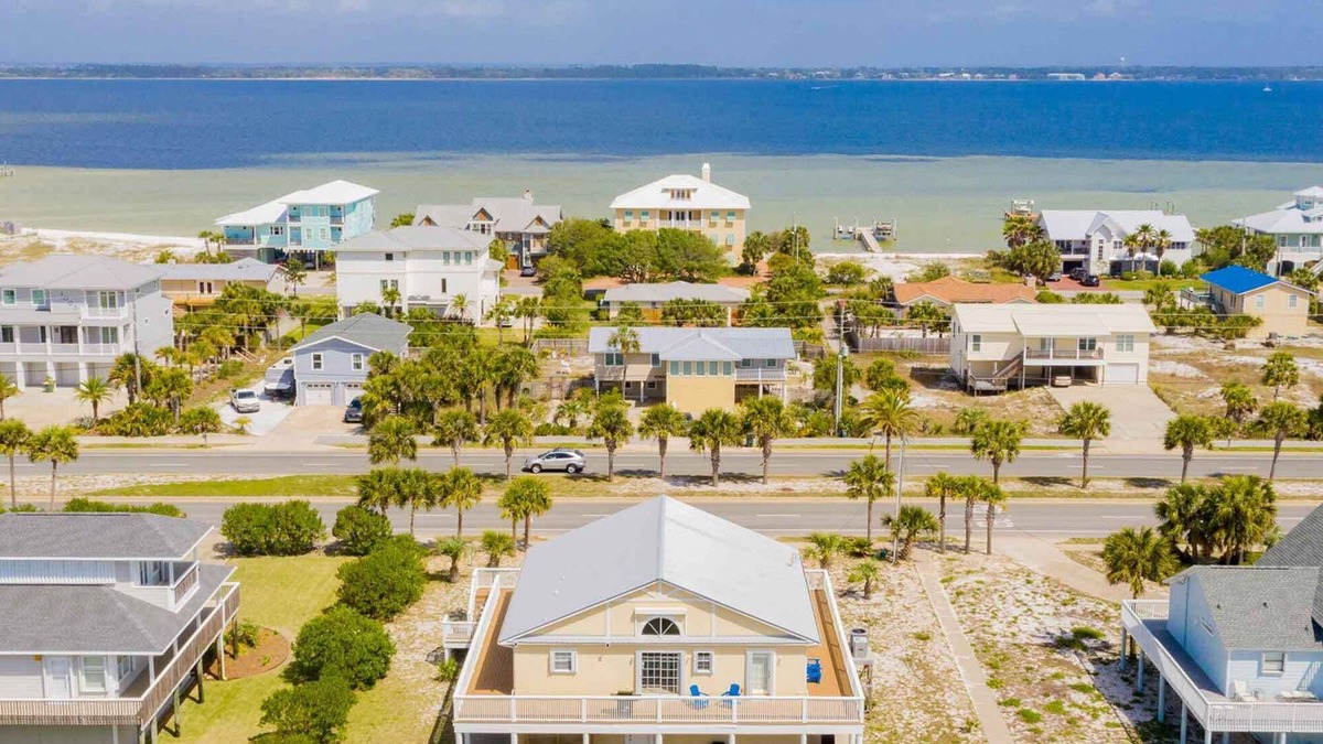 Toilla Segunda House | Sunglow Bungalow | Beach Access, Game Room!