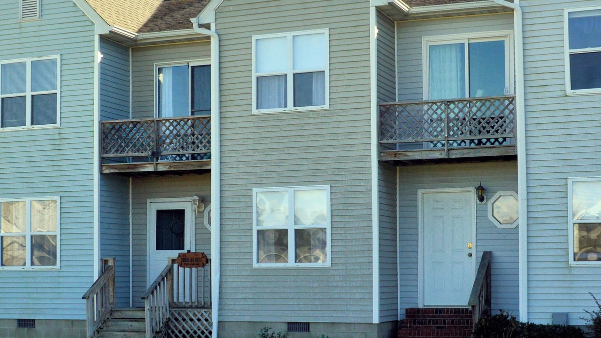 Deep Hole House | Sunkissed Bliss - 2BR Townhouse - Close to Beach, NO LINENS