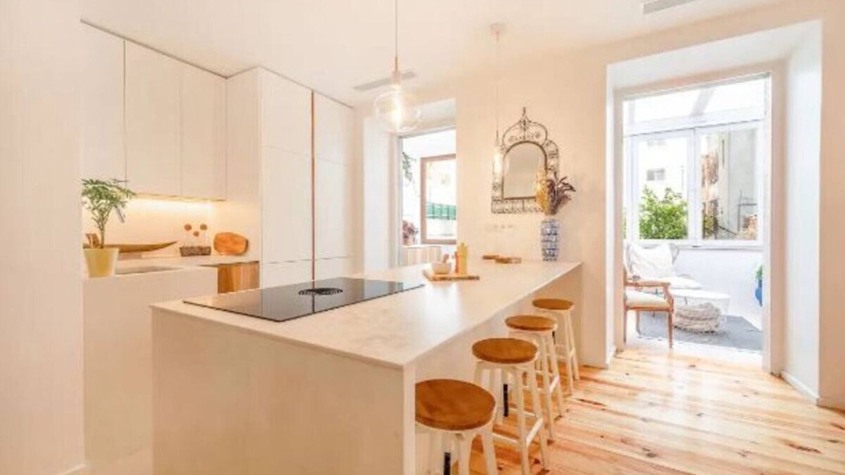 Santa Isabel Apartment | Sunlit Apt–Best for Families & Business Travelers Nr Amoreiras and Pessoa’s Home