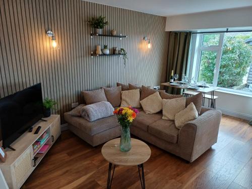 Woolavington Apartment | Sunlit garden bungalow