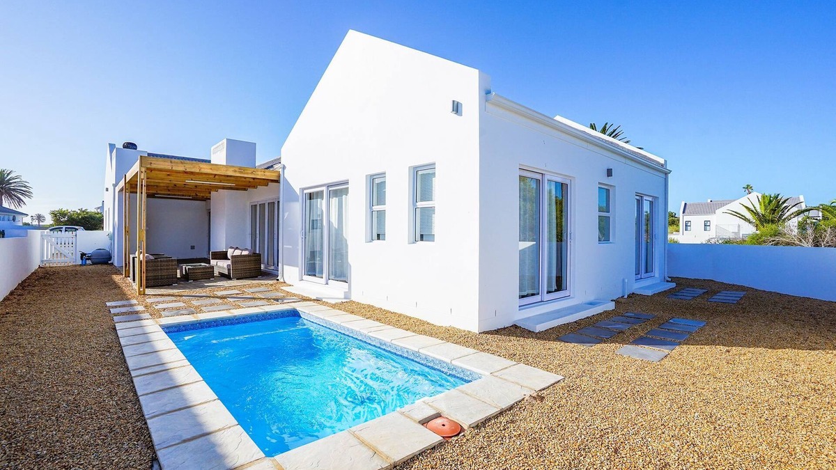 Stompneusbaai House | Sunlit Oasis Ocean and Golf Retreat