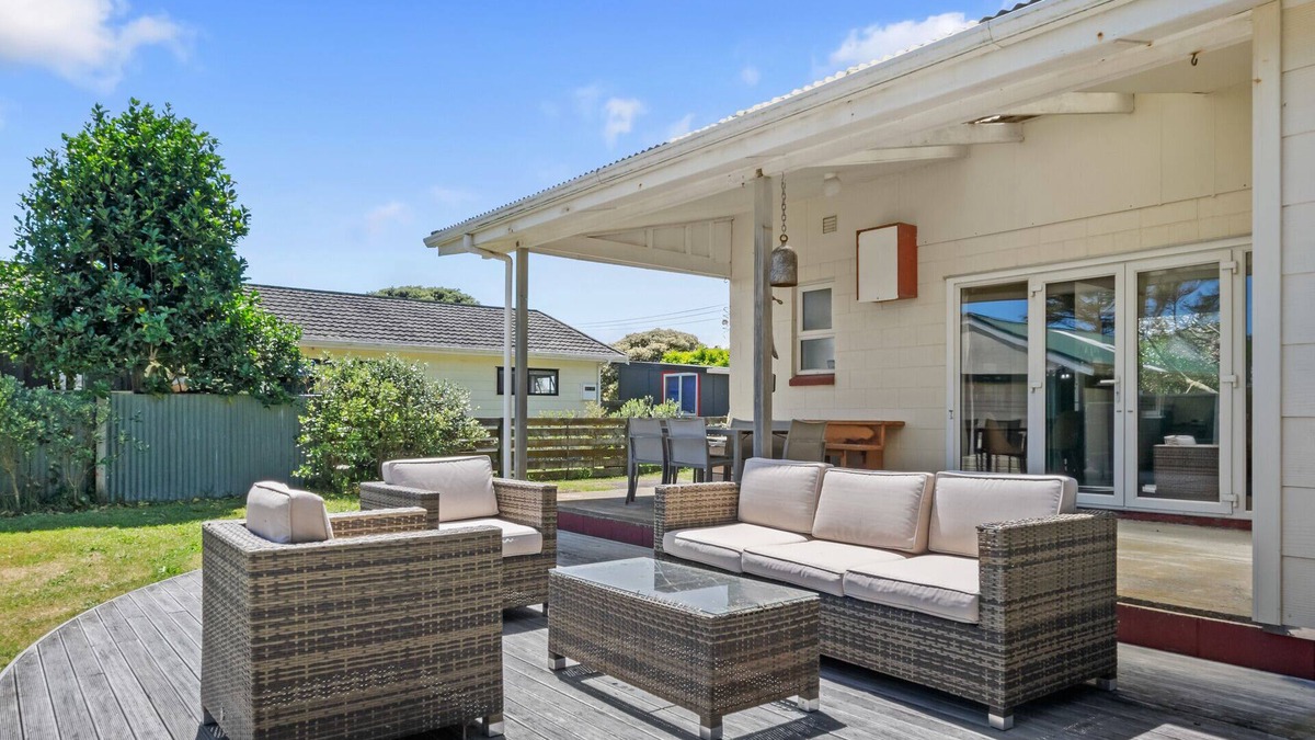Te Horo Beach House | Sunlit Retreat - Te Horo Beach Holiday Home