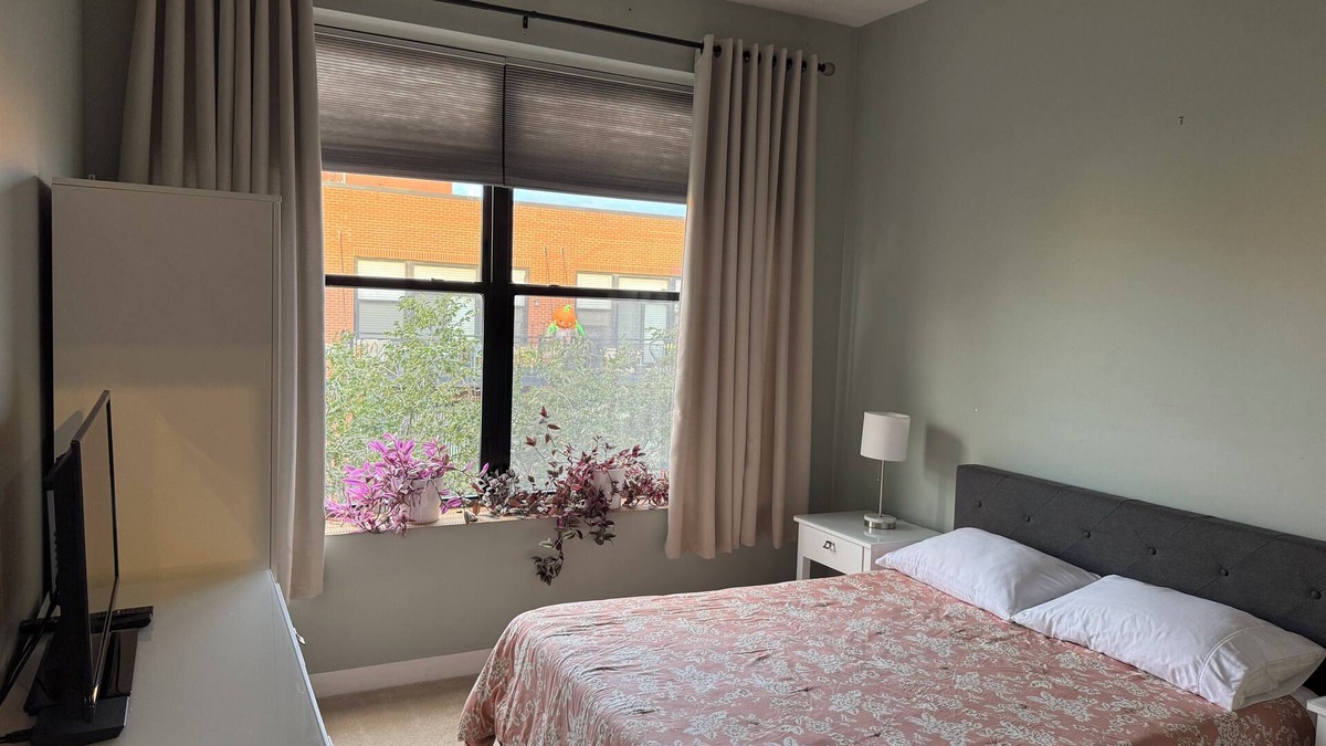 Near West Side Condo | Sunlit Room+Bath in Chicago Condo near United Center, West Loop, & Med District