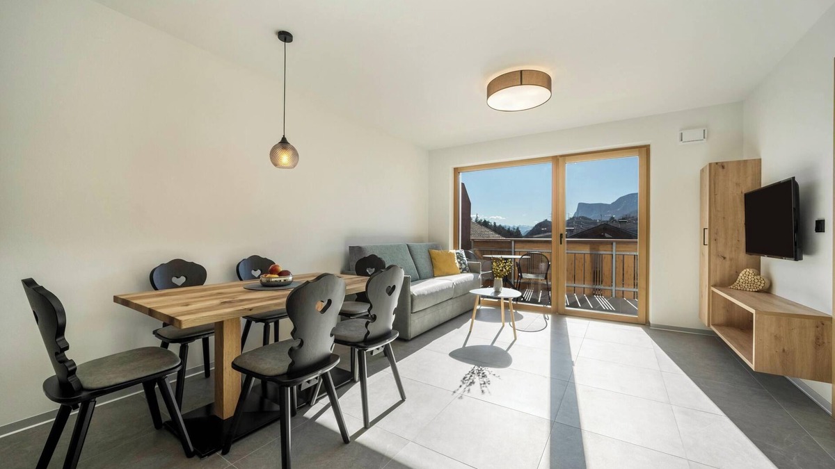 Lana Apartment | "Sunnig - Apartment Morgensonne" with Mountain View, Balcony & Wi-Fi