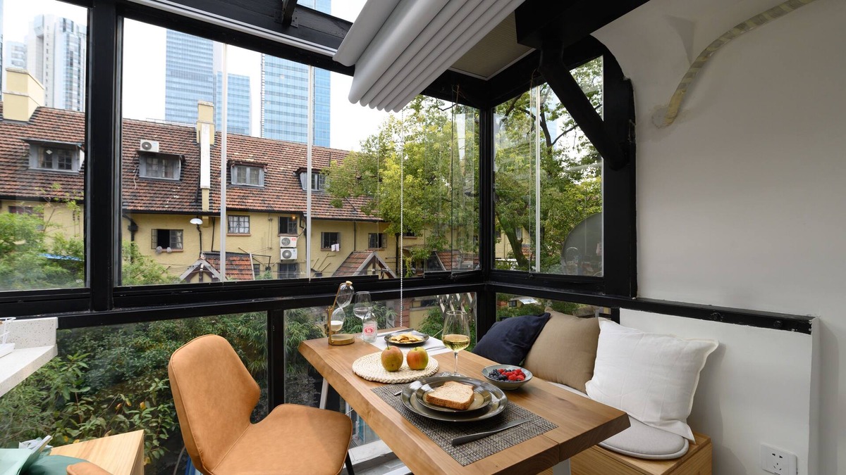 Jing'an House | Sunny 1 Bdrm Apt W/ large Balcony facing Jing'An Kerry Center. Mins walk to Sbwy