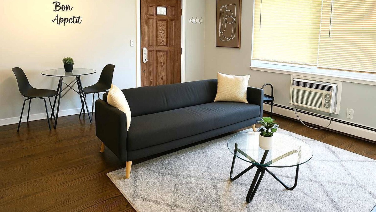 Arlington Heights Apartment | Sunny 1BR Apartment in the Surburbs
