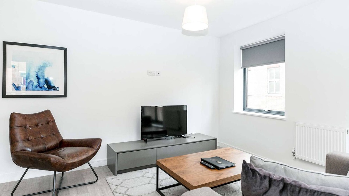 Stepney Green Apartment | Sunny 2-Bed with Private Balcony – Minutes from Canary Wharf