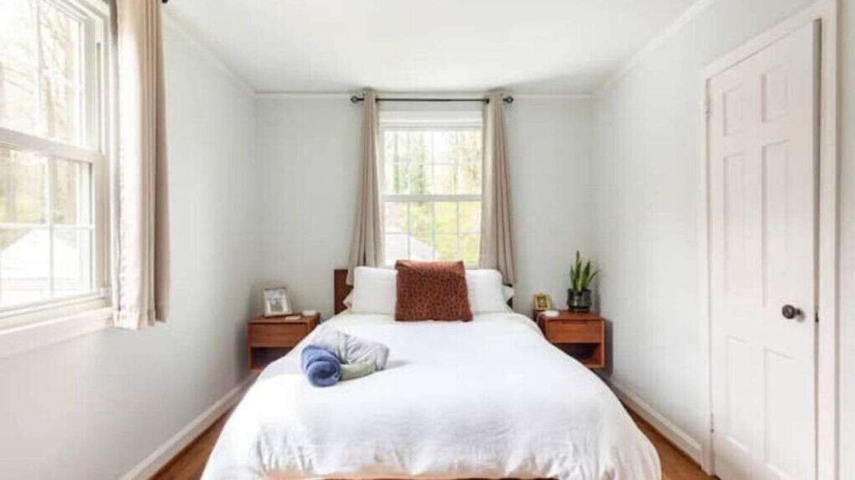 Belvedere Park House | Sunny 2 bedroom cottage minutes from downtown!