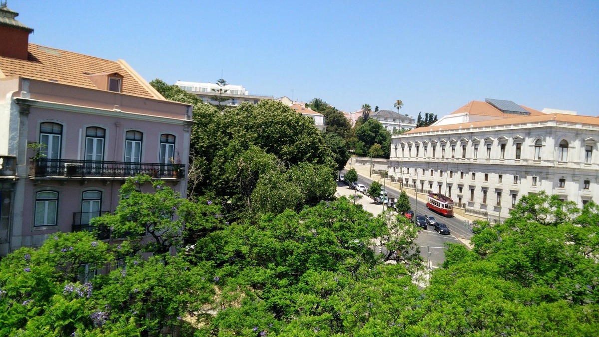 Santos Apartment | Sunny 2BR - Av. D. Carlos I, Lisbon (São Bento)