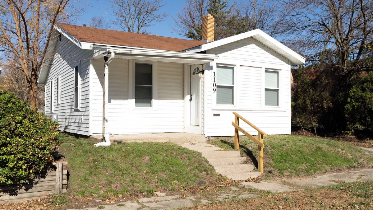 Northeast South Bend House | Sunny 2BR Getaway Near Notre Dame & Dining!