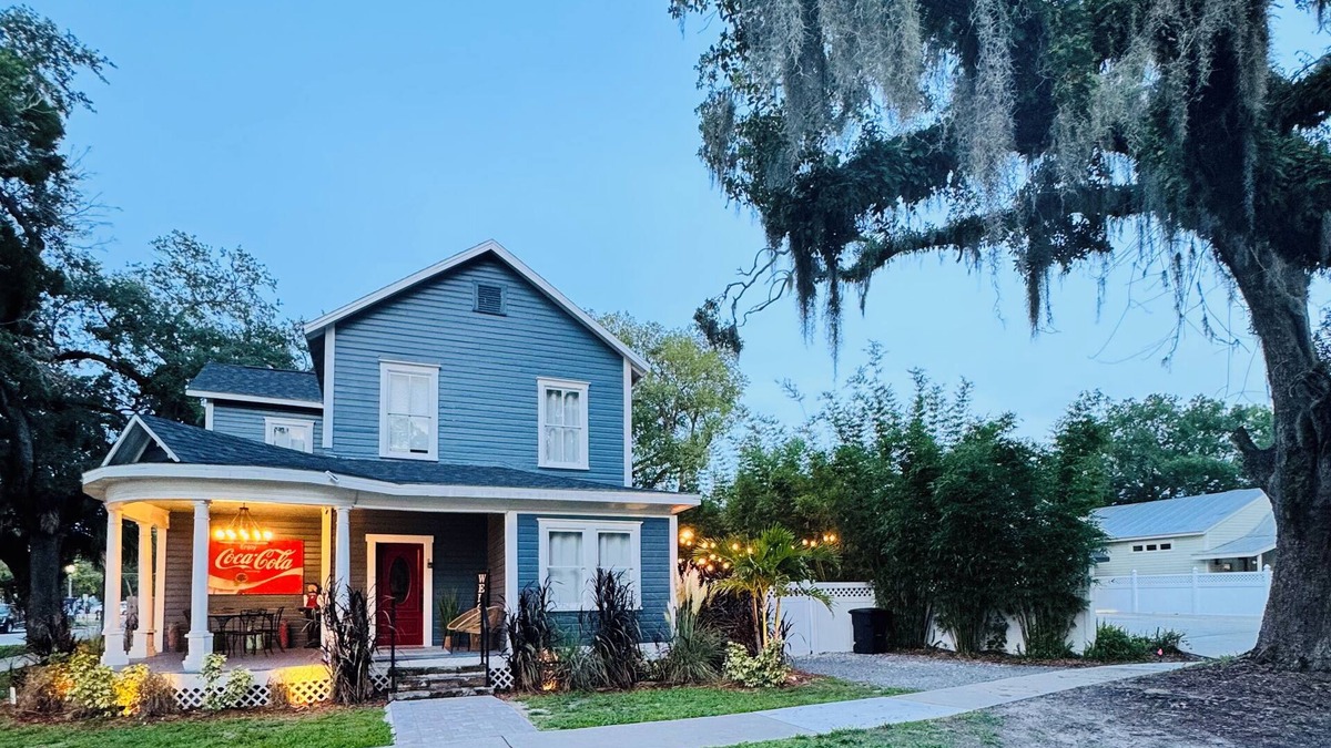 Sanford House | Sunny 5-bedroom Family Central Florida Getaway - AC, WiFi & Private Garden