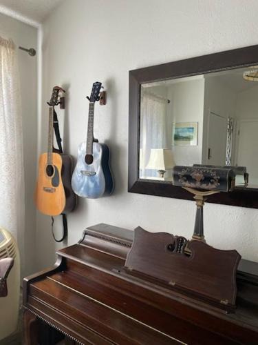 North Central Westminster House | Sunny and Spacious, Hottub, Piano, Guitars, Fenced Yard, Pets Welcome, LGBT Friendly