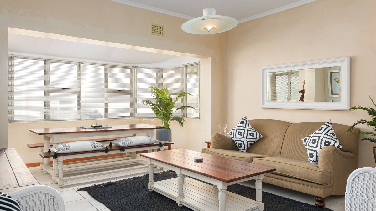 Mouille Point Apartment | Sunny and Warm Apartment | Great Location | DSTV